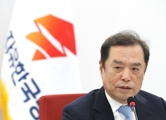 김병준 자유한국당 혁신비대위원장이 18일 오전 국회 당대표실에서 기자회견을 열고 발언하고 있다.  연합뉴스